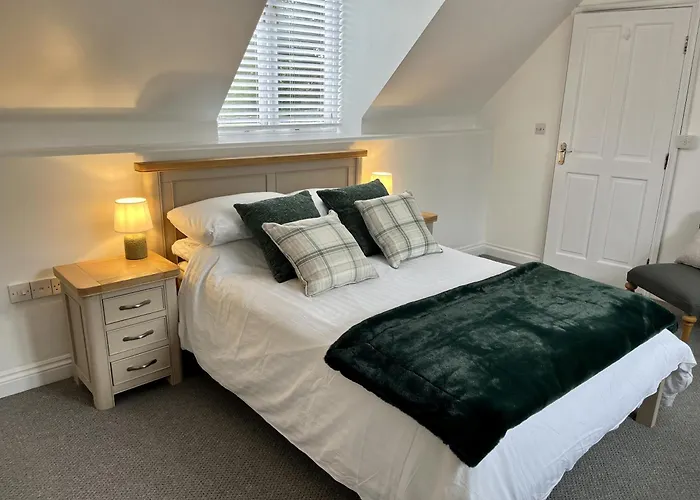 The Coach House - With Hot Tub